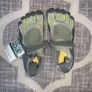 Vibram 5 finger shoes NWT